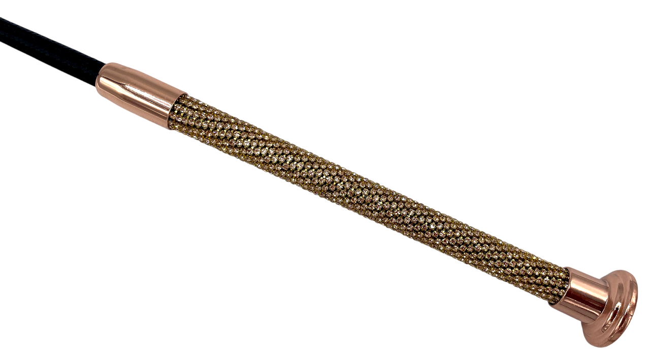 Gerte mit Griff aus Roségold & Glitzersteinen Nahaufnahme des kunstvoll verzierten Griffs einer Gerte, besetzt mit rosegoldenen Glitzersteinen und abschließendem Metallknauf in Roségold