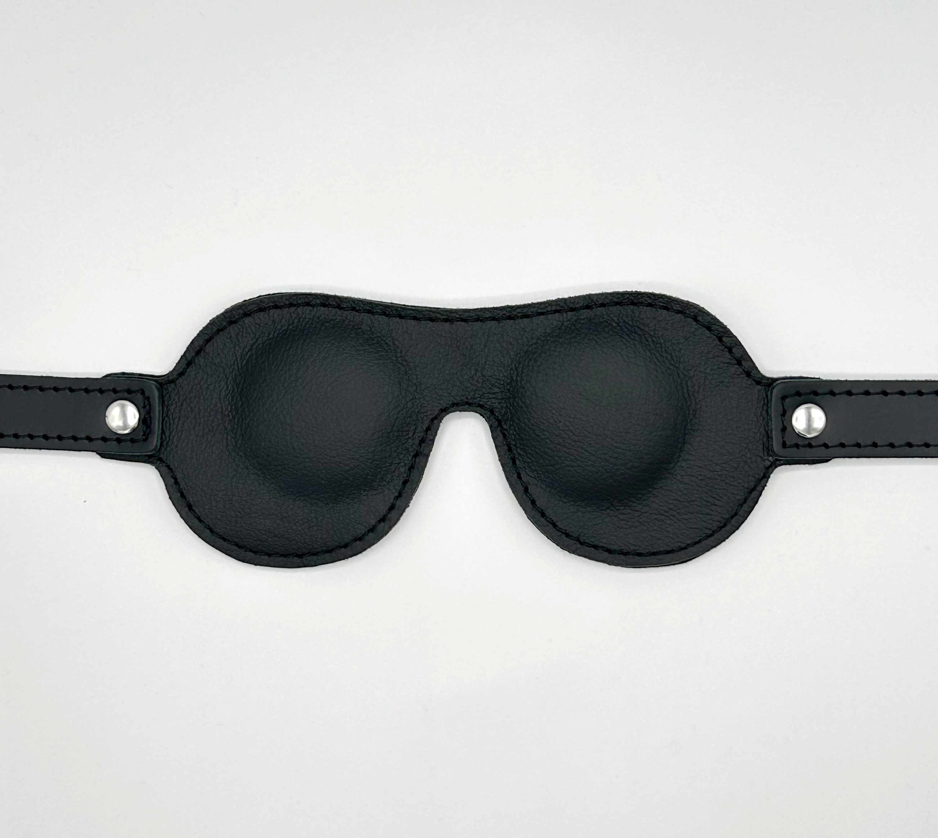 epolsterte Leder Augenmaske in Skibrillenform – BDSM Maske Schwarze gepolsterte Leder Augenmaske in Skibrillenform – BDSM Sinnesentzug