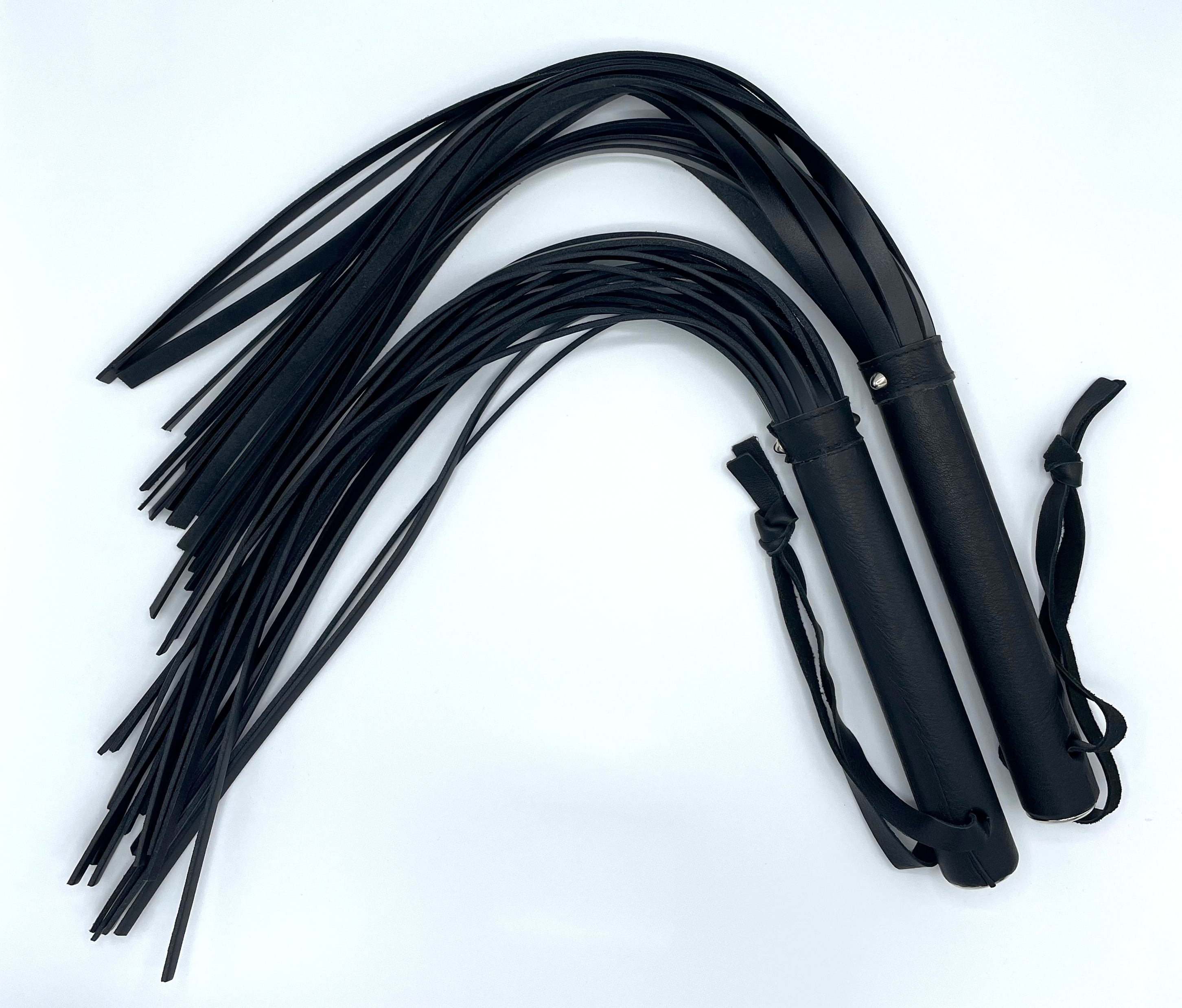 2 Lederpeitschen im Set – intensive Reize mit schmalen und breiten Riemen BDSM-Peitschen-Set aus Leder mit 20 schmalen und 15 breiten Riemen – handgefertigt Made in Germany