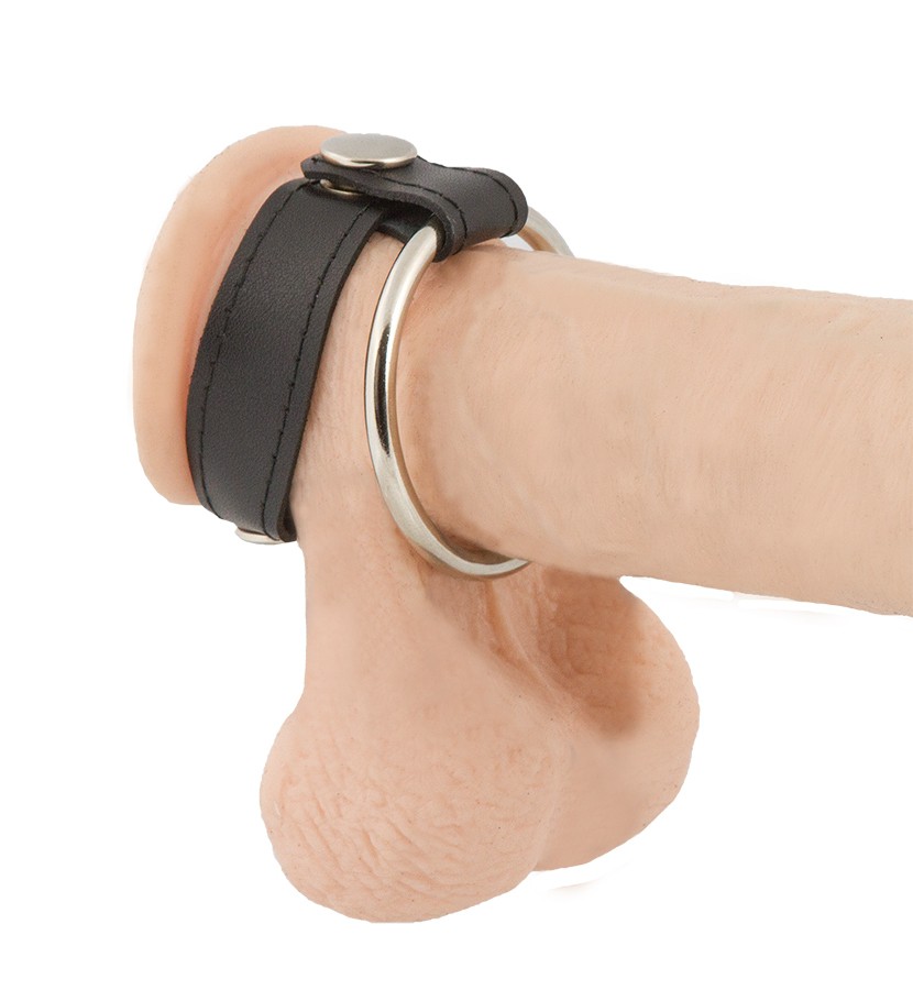 Hodenband mit Penisring aus Stahl – Verstellbares Lederband Schwarzes Leder-Hodenband mit verchromtem Stahlring, getragen am Penis und Hoden