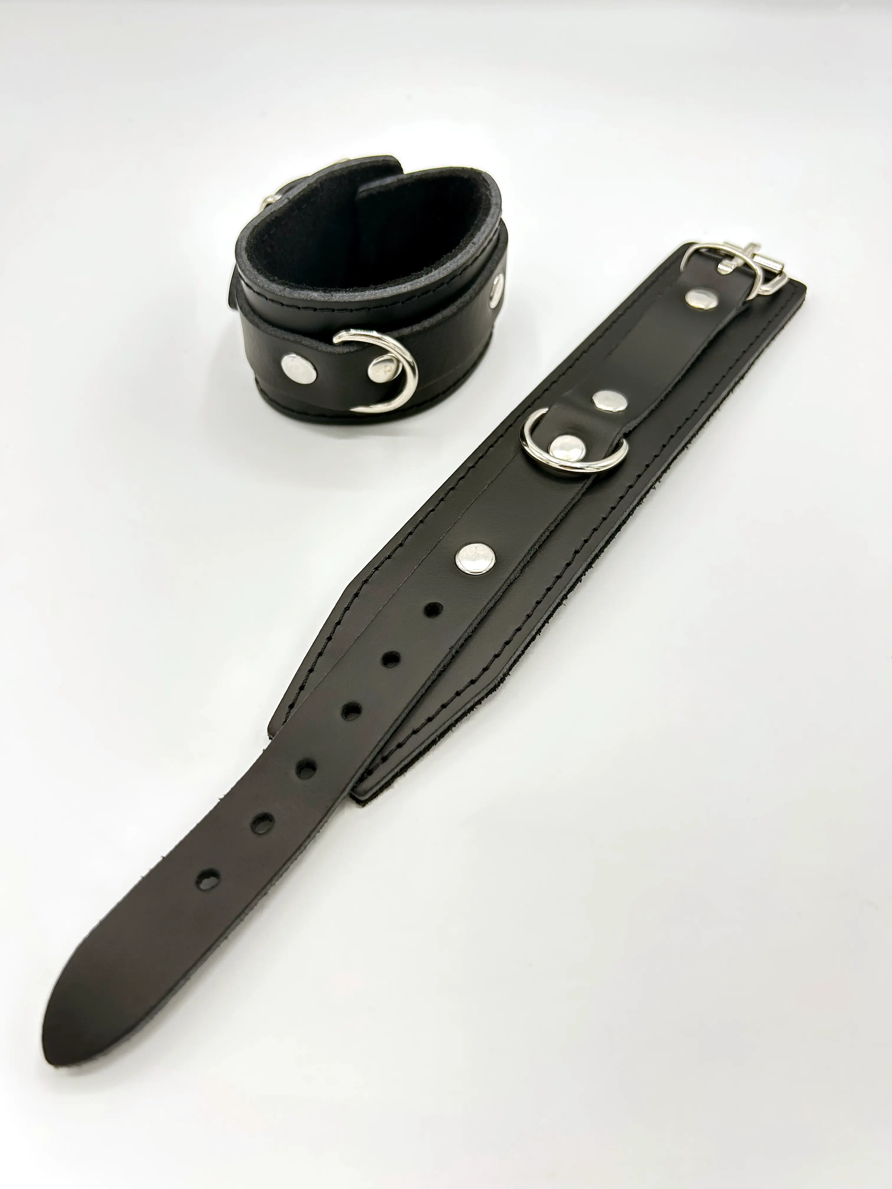 Klassische Leder Handfesseln schwarz im Paar