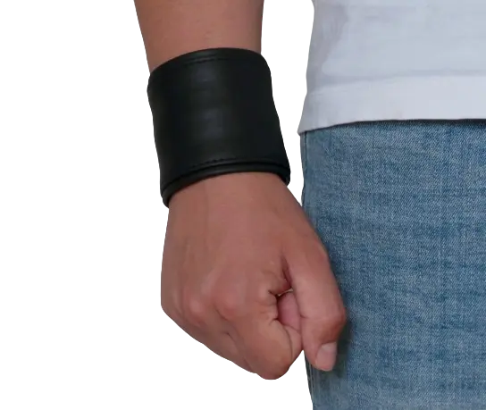Lederarmband mit Geldfach am Handgelenk getragen