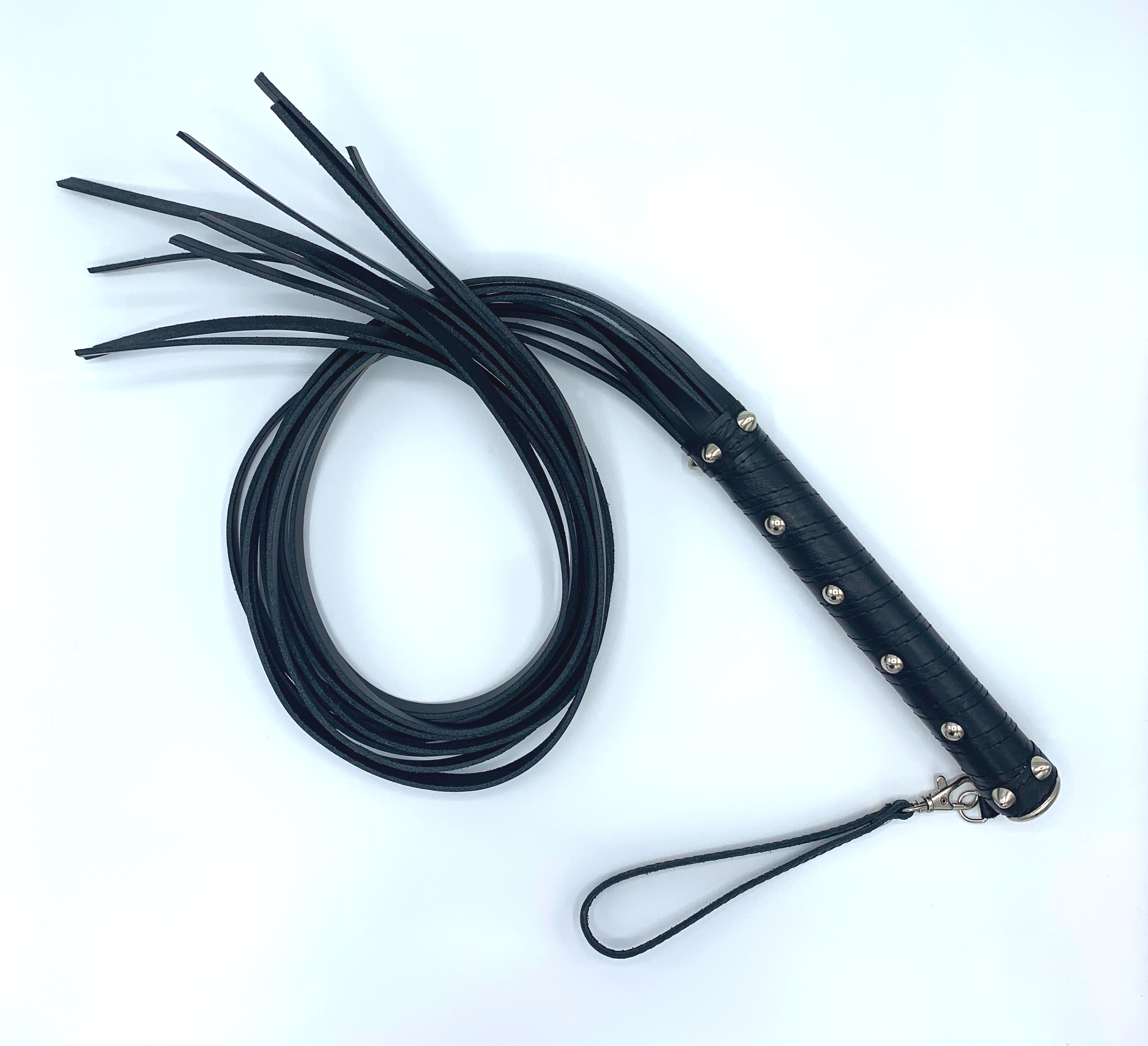 Peitsche „Big Willy“ – Extra Lang & Maximale Intensität Schwarze Peitsche „Big Willy“ mit zehn besonders festen Lederriemen, ca. 102 cm lang, robuster Griff mit 3 cm Durchmesser für kraftvolle Schläge.