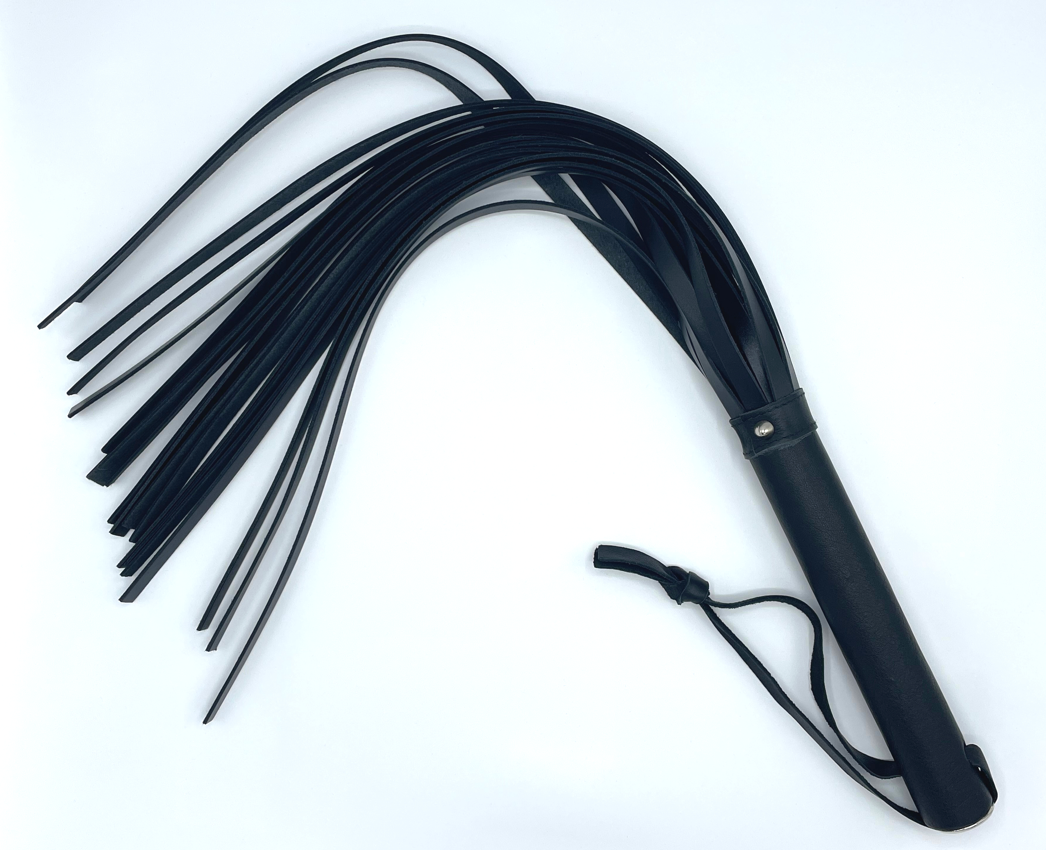 Lederpeitsche mit breiten Riemen – Kraftvoll & Massiv Schwarze Lederpeitsche mit 15 breiten Lederriemen und extra dickem Griff, ca. 65 cm lang, inklusive stabiler Handschlaufe für sicheren Halt.