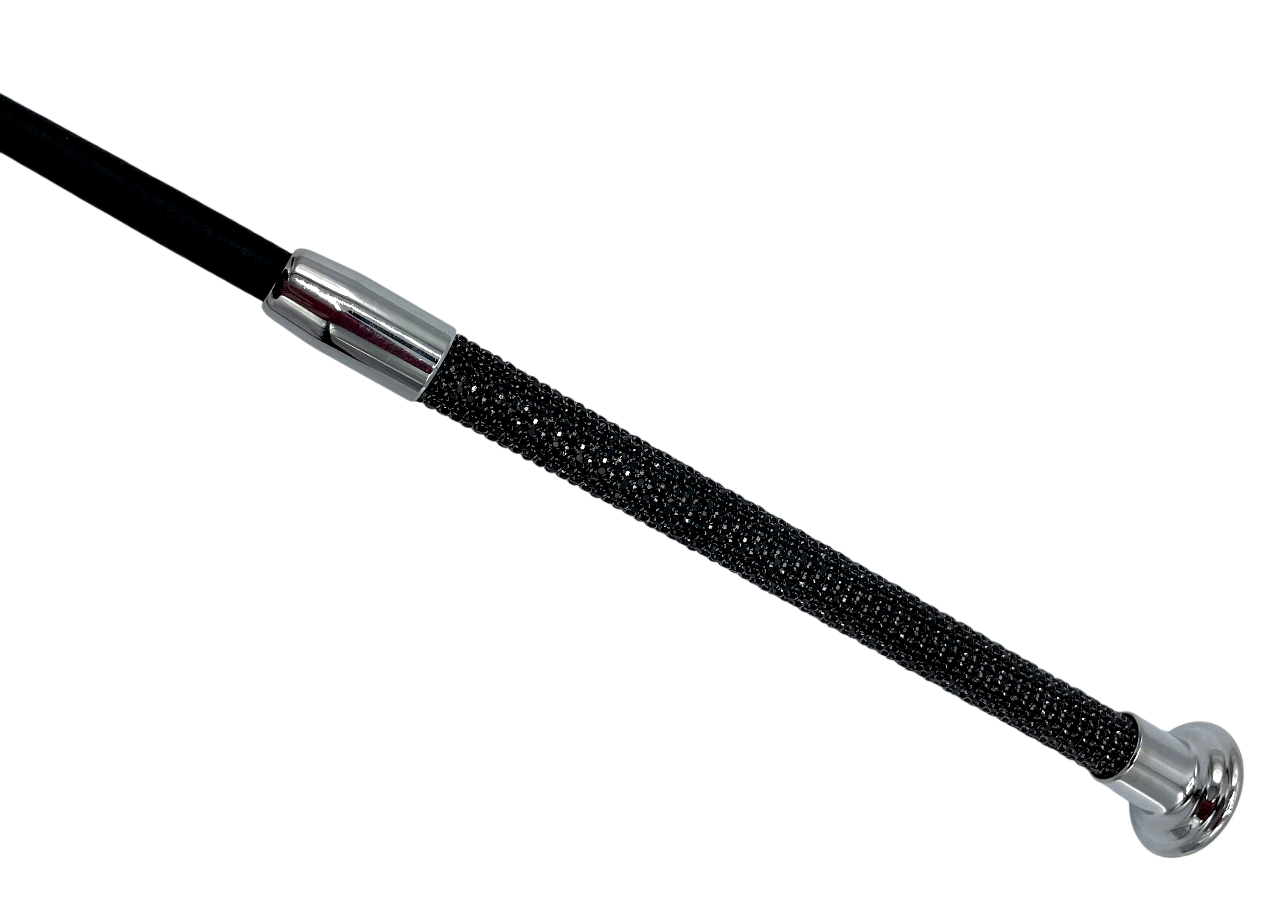 Gerte mit Griff aus schwarzen Glitzersteinen & silbernem Knauf Detailaufnahme des edlen Griffs einer Gerte, besetzt mit schwarzen Glitzersteinen und abgeschlossen durch einen massiven silberfarbenen Metallknauf.
