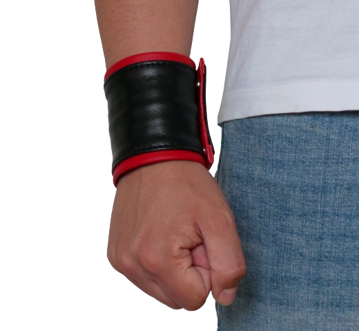Armband mit Geldfach aus Leder – Schwarz/Rot – sicher & stylisch Armband mit Geldfach aus schwarzem und rotem Rindsleder am Handgelenk getragen