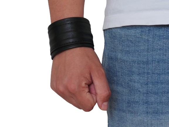 Lederarmband mit Geldfach – Praktisches Armband in Schwarz Schwarzes Armband aus Rindsleder am Handgelenk getragen