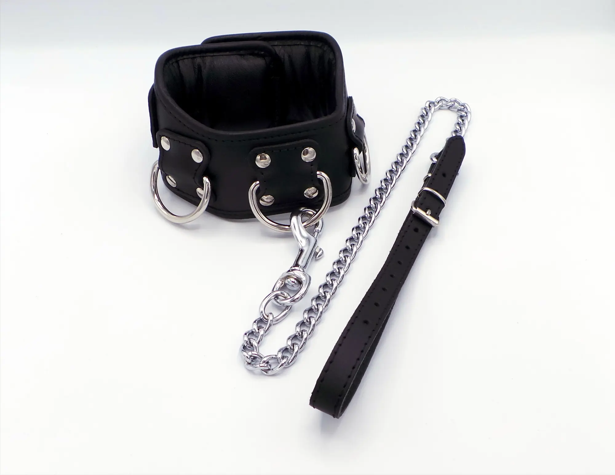 Schwarzes BDSM Lederhalsband mit Polsterung und verchromter Kette – Handgefertigt in Deutschland