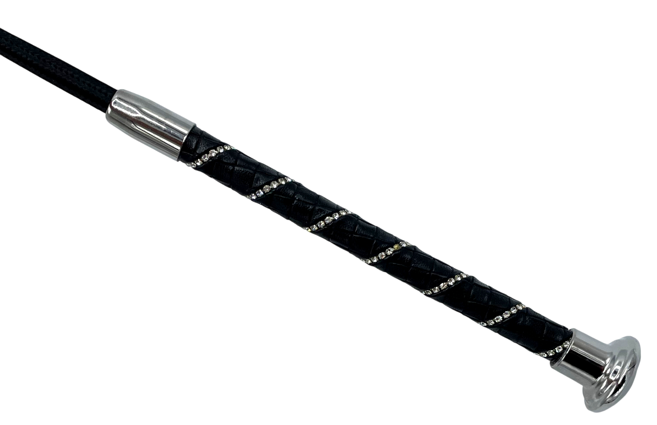 Gerte mit verziertem Glitzergriff – Edle Details & Hochwertige Verarbeitung   Detailaufnahme des schwarzen Griffs einer Gerte, mit Lederummantelung im Rautenmuster und funkelnden Glitzersteinen, silberne Endkappe.
