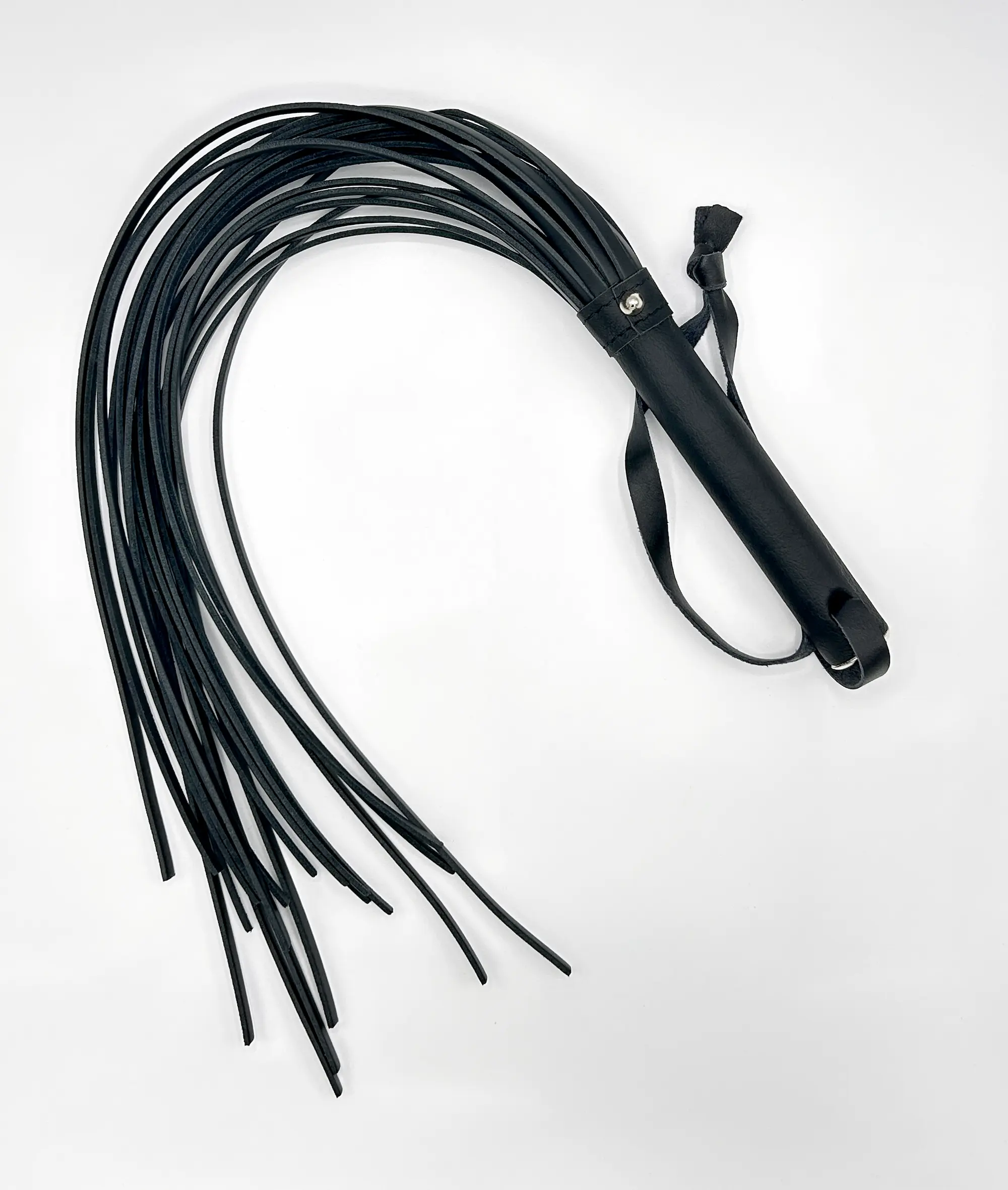 Schwarze Leder-Fransenpeitsche mit Griff und Handschlaufe in der Draufsicht auf weißem Hintergrund.