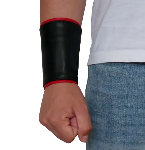 Armband mit Geldfach aus Leder – schwarz-rot, getragen am Handgelenk
