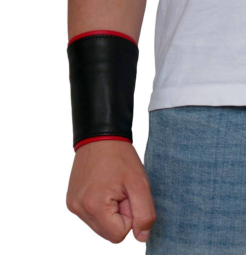 Armband mit Geldfach – praktische Leder-Manschette am Handgelenk Armband mit Geldfach aus Leder – schwarz-rot, getragen am Handgelenk