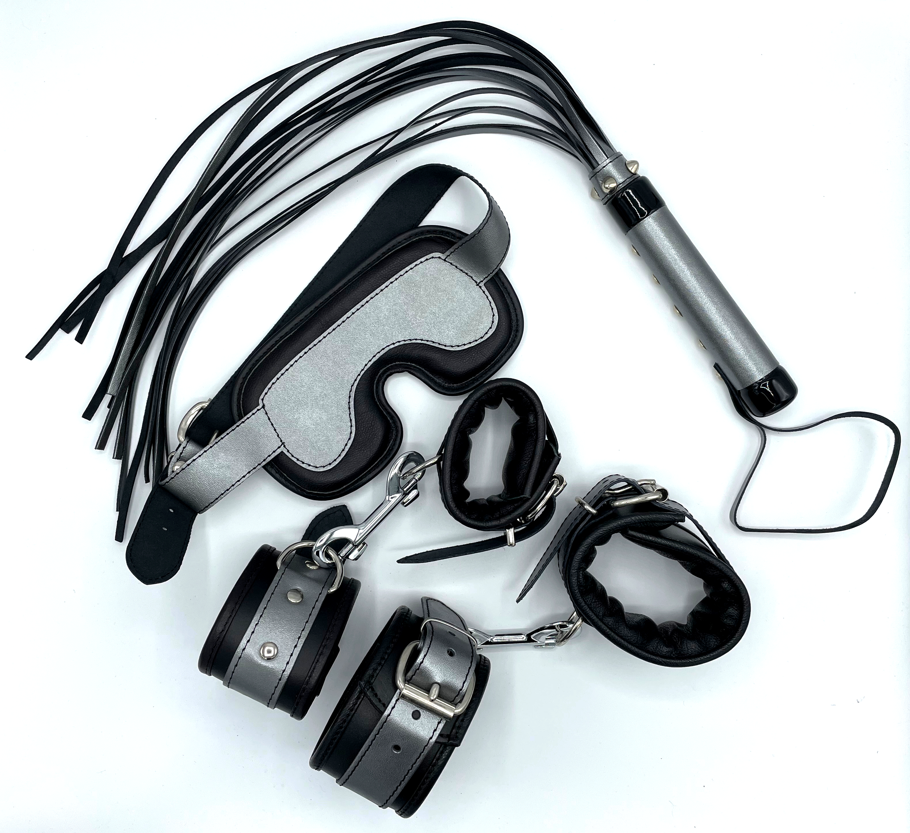 BDSM-Set zum Vorteilspreis – Fesseln, Maske und Peitsche im Komplettpaket BDSM-Set mit Handfesseln, Fußfesseln, Augenmaske und Peitsche – Einsteigerpaket für abwechslungsreiche Sessions