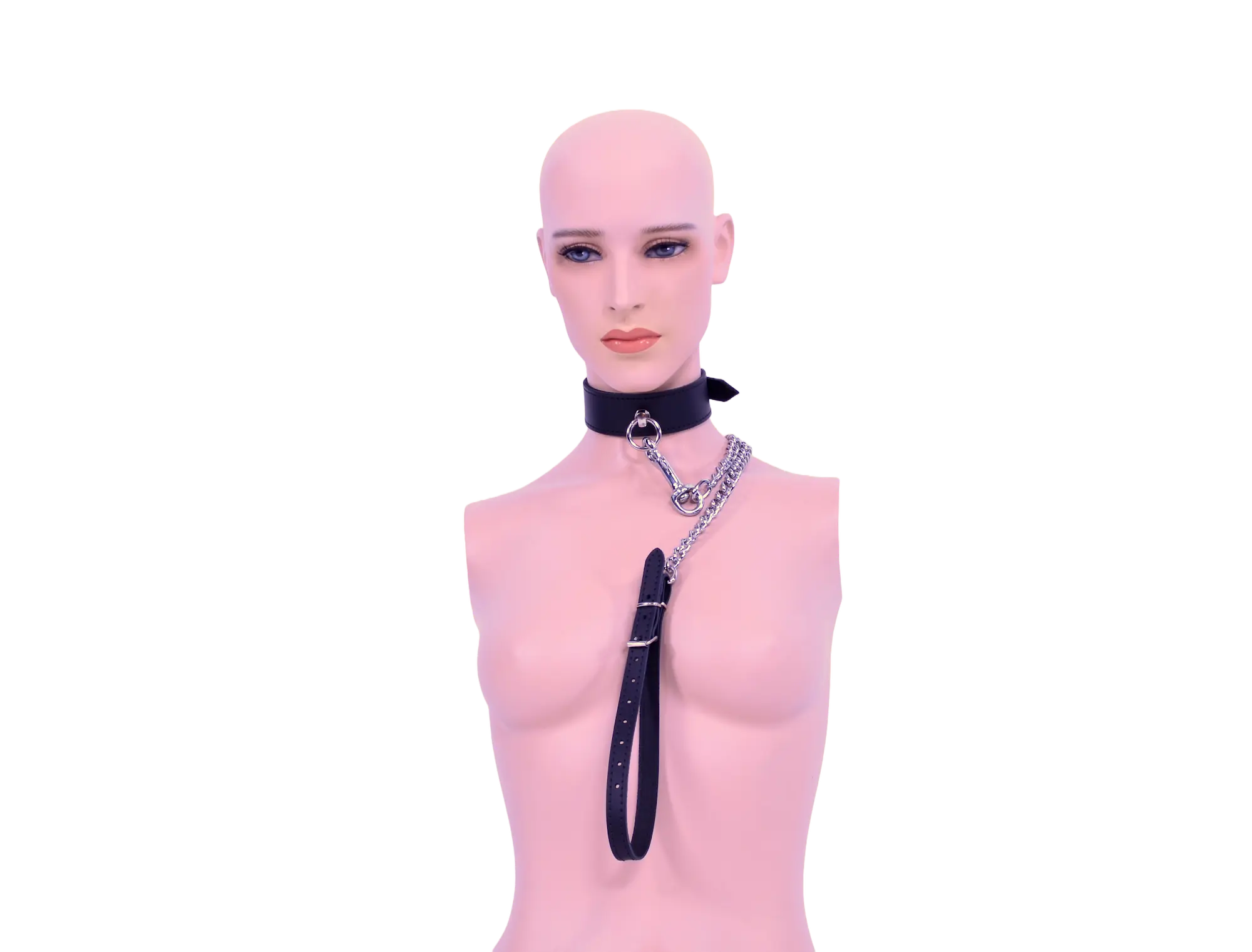 Puppe trägt schwarzes Halsband mit Metallkette und Leder-Handschlaufe – BDSM Führungsleine