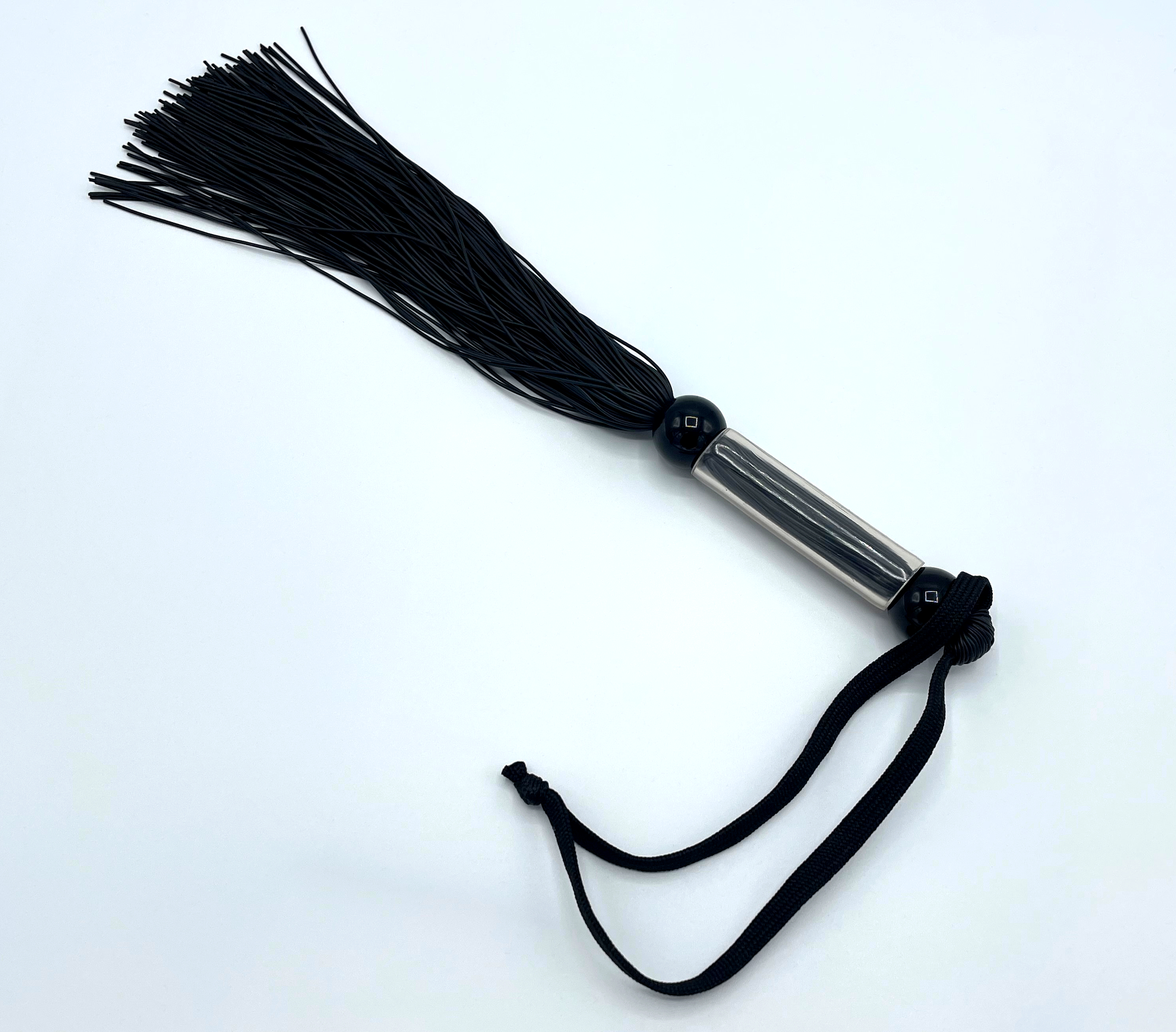 Genitalpeitsche mit Silikonriemen – Kompakt & Intensiv Schwarze Genitalpeitsche mit flexiblen Silikonriemen und rutschfestem Griff, ca. 27 cm lang, für gezielte Reize im Intimbereich.