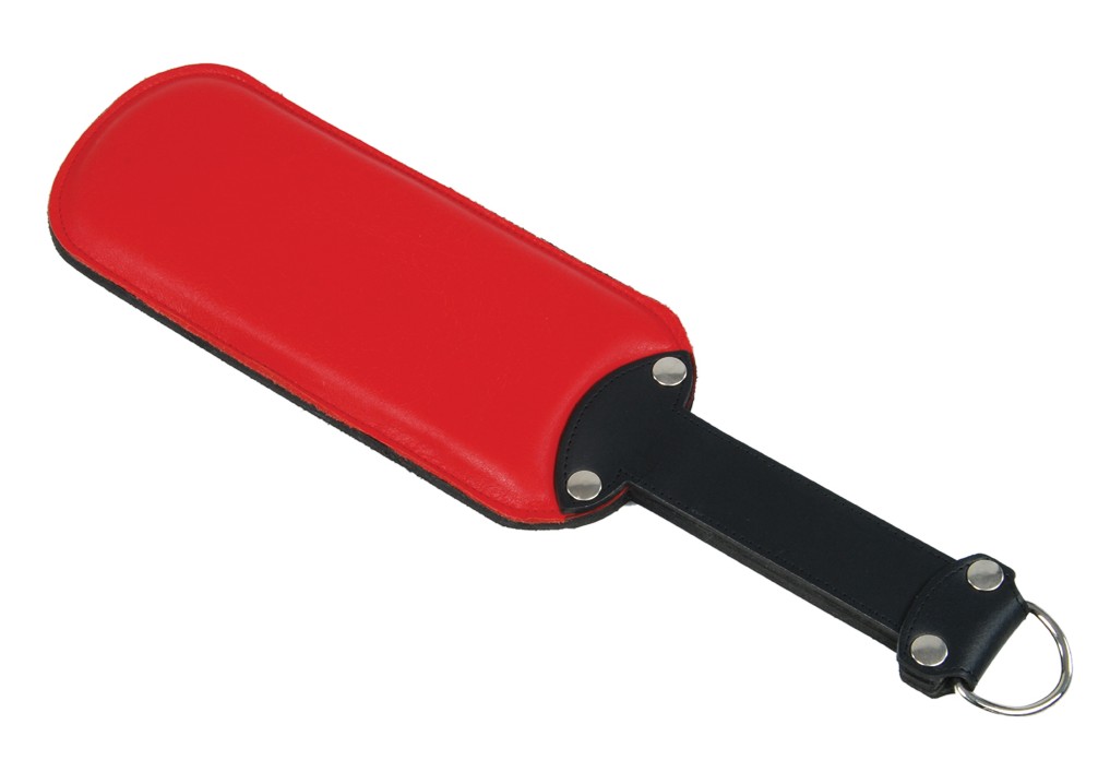 Paddel mit Federstahleinlage – Schwarz & Rot, 44 cm Zweiseitiges Lederpaddel mit Federstahleinlage, ca. 44 cm lang und 11 cm breit, schwarze Schlagfläche auf der einen Seite, rot gepolsterte Schlagfläche auf der anderen.