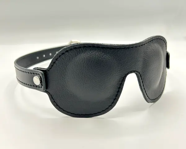 Leder-Blindfold schwarz gepolstert – Draufsicht mit verstellbarem Lederband und Druckknopfverschluss