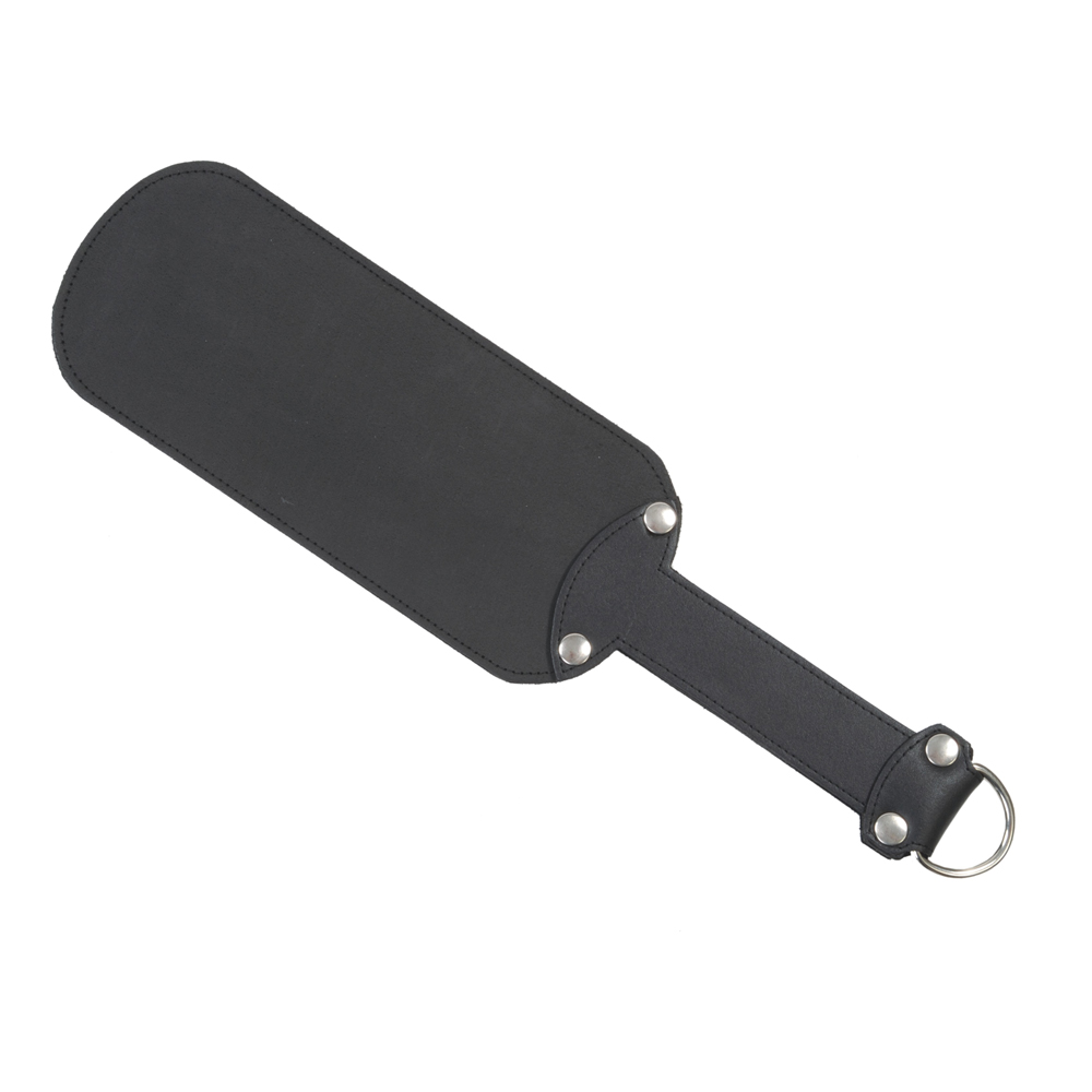 Paddel mit Federstahleinlage – Robust & präzise, 44 cm Detailaufnahme des schwarzen Rindsleder-Paddels mit stabiler Federstahleinlage und breiter Schlagfläche für intensive Anwendungen.