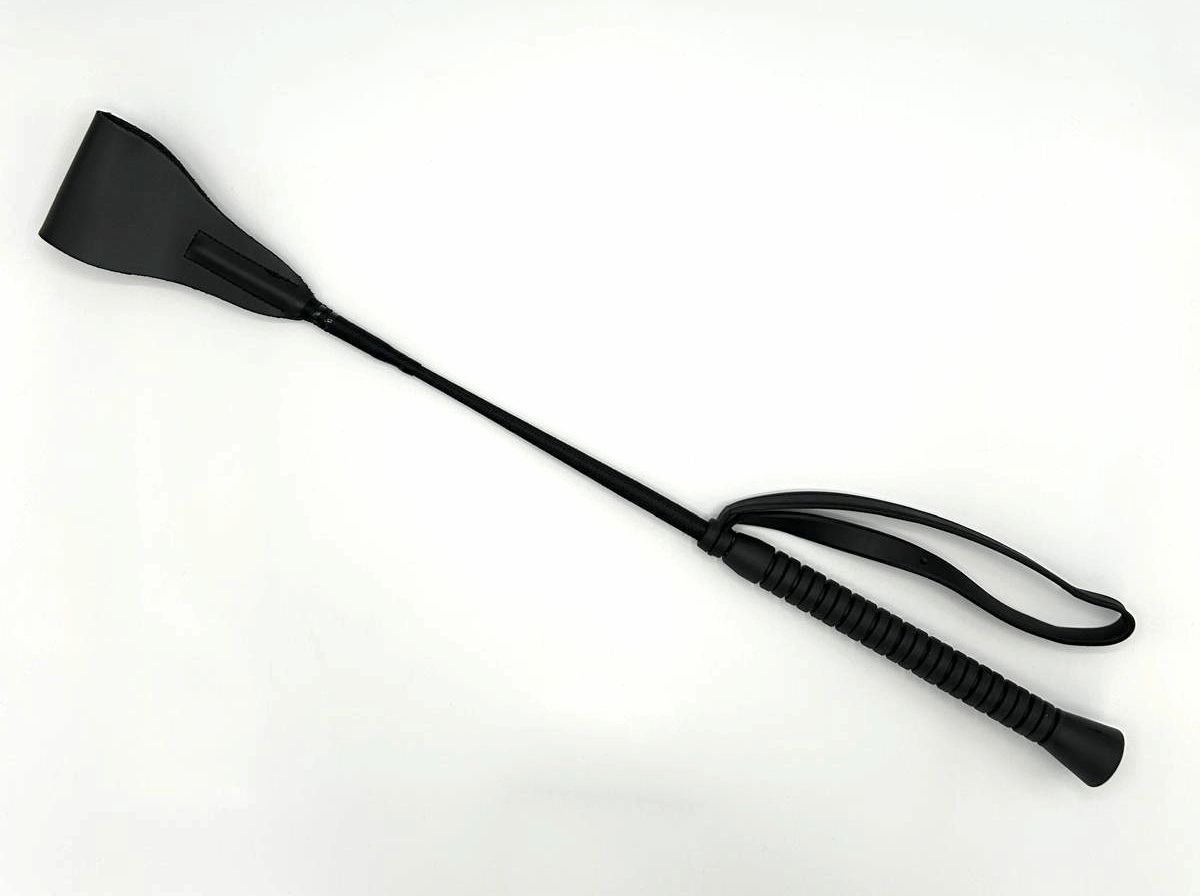 Schwarze Gerte mit stabiler Lederklatsche aus Rindsleder, ca. 46 cm lang, leichter Stiel und ergonomischer Griff für präzise und gezielte Schläge.