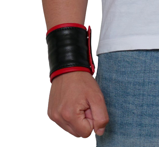 Armband mit Geldfach aus schwarzem und rotem Rindsleder am Handgelenk getragen