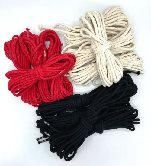 12 Teiliges Bondage BDSM Set aus Seilen in weiß, rot und schwarz
