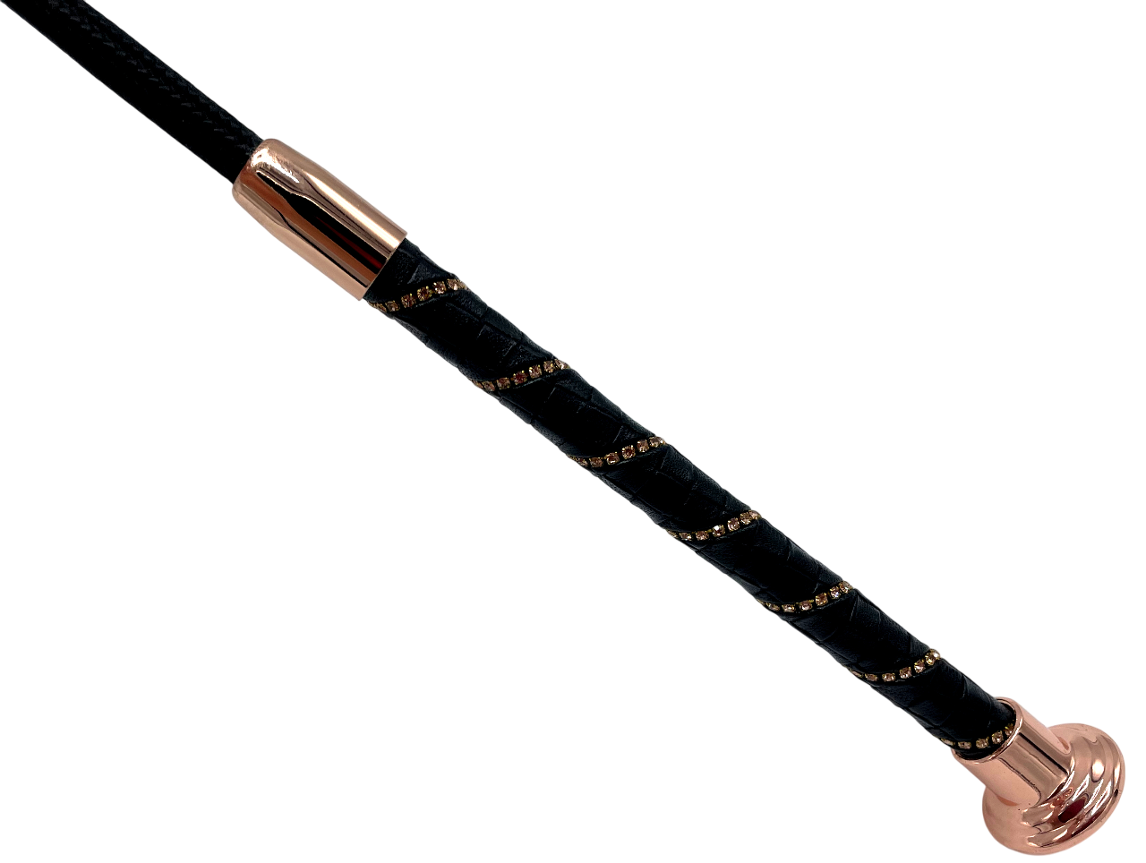 Gerte mit Roségold-Griff & Ziersteinen – Stilvolles Accessoire Detailaufnahme des schwarzen Ledergriffs einer Gerte, veredelt mit Roségold-Beschlägen und funkelnden Ziersteinen in diagonaler Anordnung.