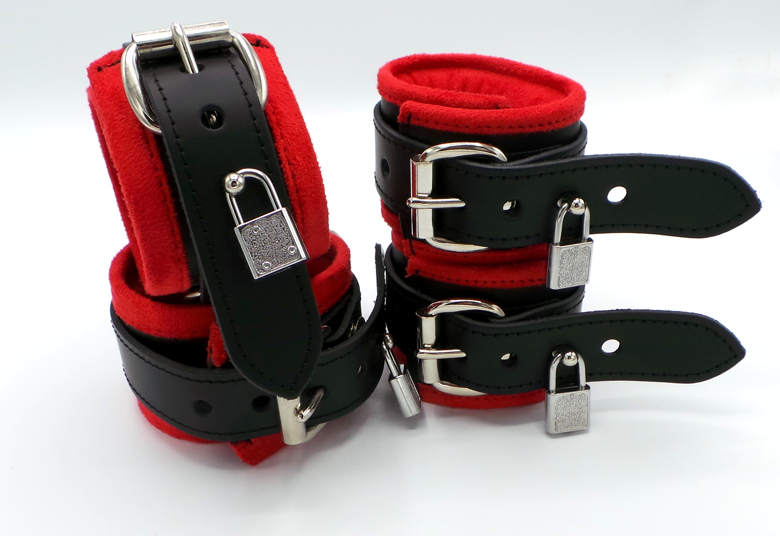 Abschließbare Hand- und Fußfesseln – stabil, gepolstert und sicher im Set Set aus abschließbaren Hand- und Fußfesseln aus Leder mit Polsterung – inklusive 4 Schlössern, BDSM-Zubehör Made in Germany